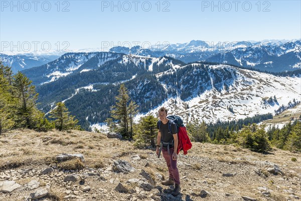 Hikers on trail to Brecherspitz