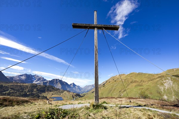 Peace cross on the Simmel with a view of the Kalbele lake