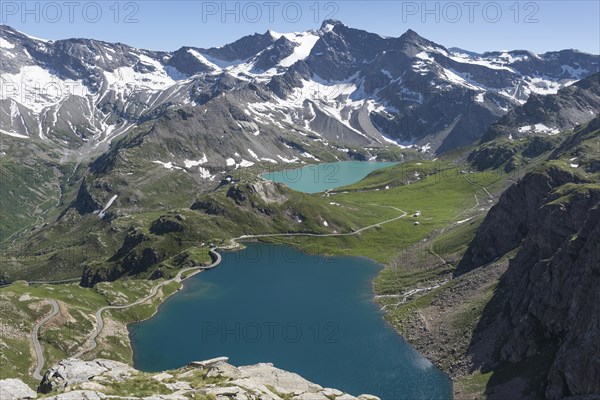 Colle del Nivolet pass road