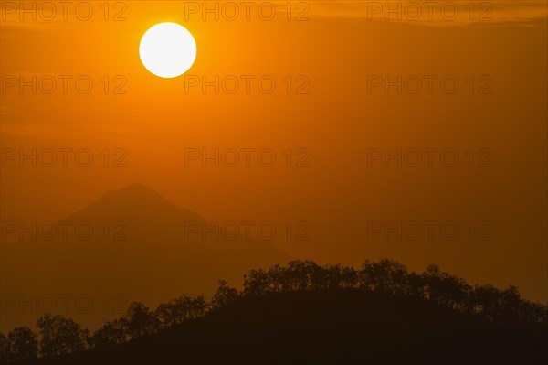 Sunrise over the hills surrounding Bandipur