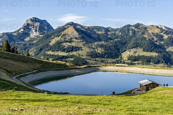 Water reservoir for artificial snow