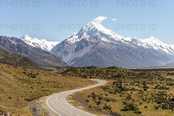 Curvy road with view to Mount Cook