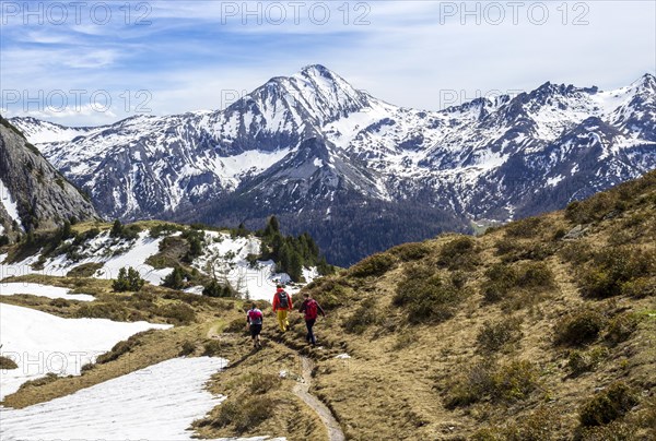 Hikers on trail to Twenger Almsee