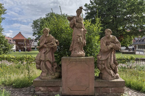 Figurine group in the cloister's courtyard