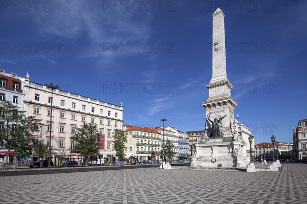 Praca dos Restauradores with monument of the Restoration War