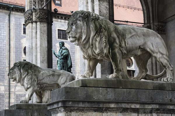 Stone lions and bronze statue of Count Tilly