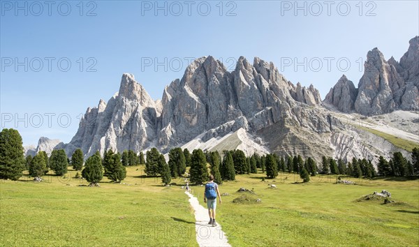 Hikers on the hiking trail near the Gschnagenhardt Alm