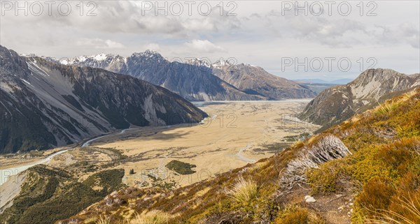 View in the riverbed of the Hooker River