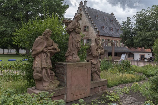 Figurine group in the cloister's courtyard