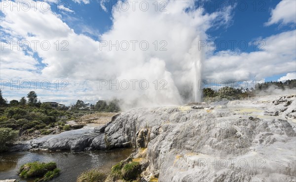 Water fountain and vapor