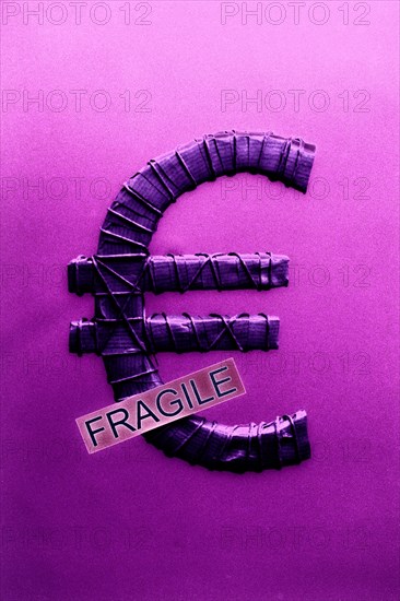 Euro symbol with label Fragile