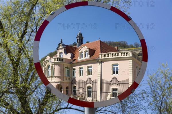 Traffic mirror with manor house and vineyard Rote Presse