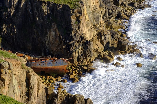 Wreck of the RMS Mulheim at the cliffs