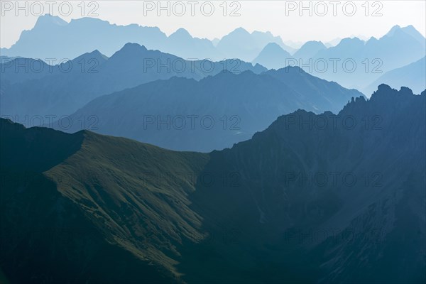 Staggered mountain peaks