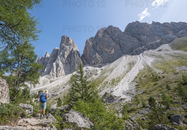 Hikers on the hiking trail to the Geisler Alm