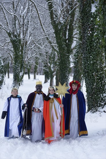 Children dressed up as carolers