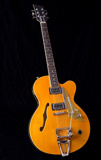 Archtop guitar