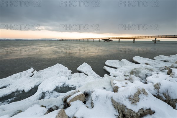 Ice and snow on the shores of Lake Constance