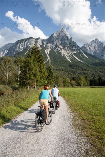 Cyclist with mountain bikes