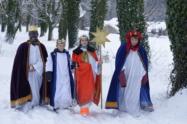 Children dressed up as carolers