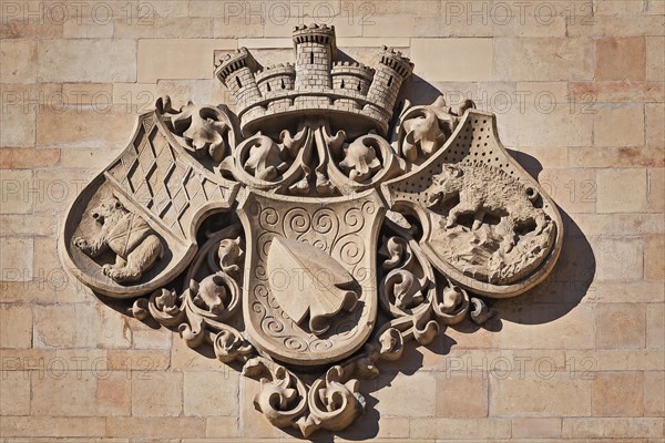 Coat of arms with bear figure and wild boar figure on the facade