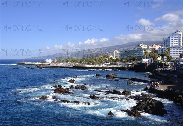 Playa de San Telmo and seawater pool Lago Martianez