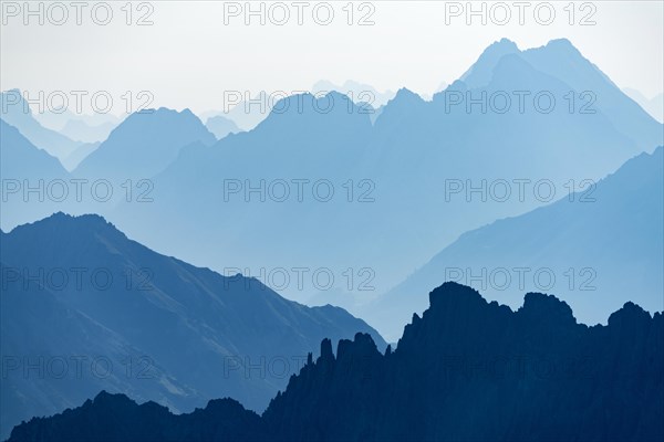 Staggered mountain peaks