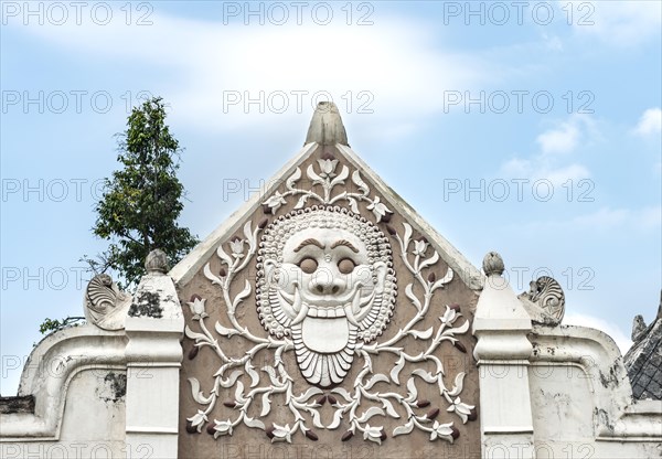 Relief of a grimace on an archway