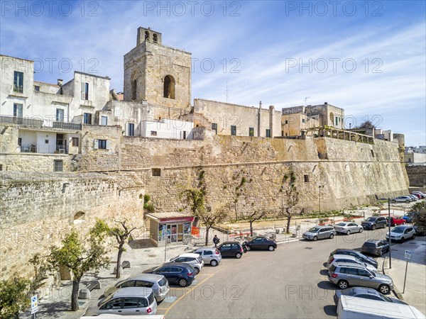 Alfonsina Gate in the city center