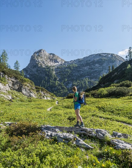 Hiker on footpath to the Karlingerhaus