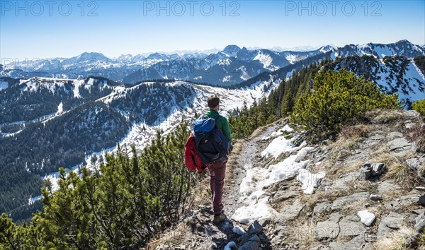 Hikers on trail to Brecherspitz