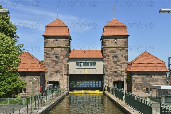 Obergate of the Schachtschleuse with tiled roofs