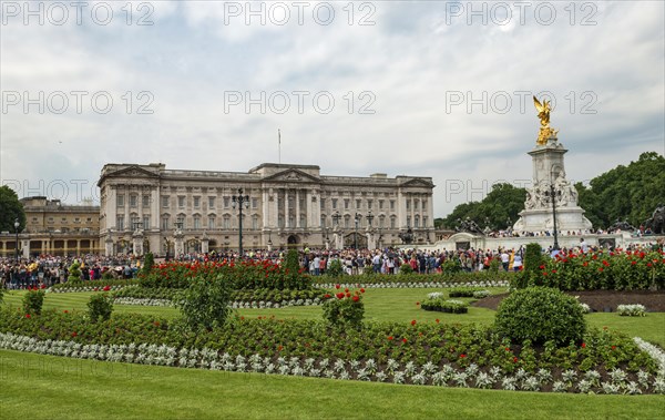Buckingham Palace with Queen Victoria Memorial