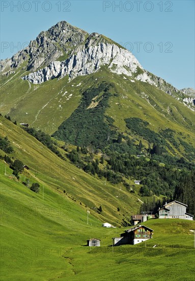 Mountain landscape with scattered settlement in the Prattigau to St. Antonien