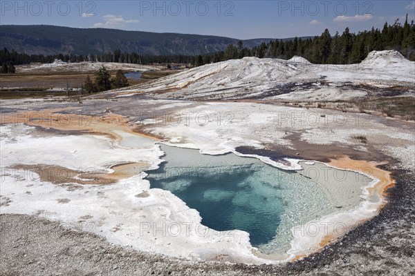 Doublet pool with mineral deposits