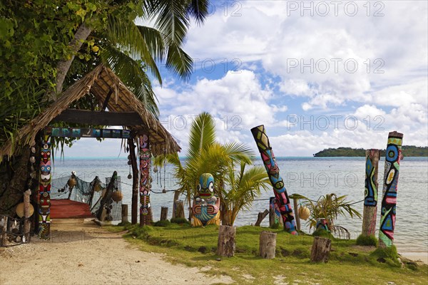 Totem poles at the entrance to the pearl farm The Farm