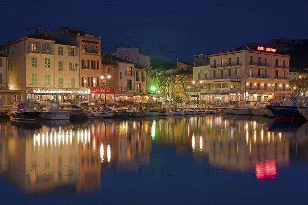 Port de Cassis harbour by night