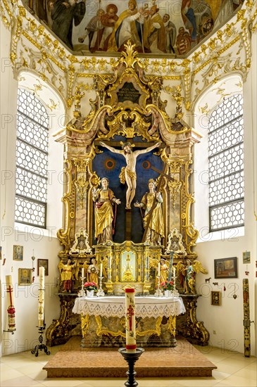 Choir with baroque high altar and Scheyern relic of the cross