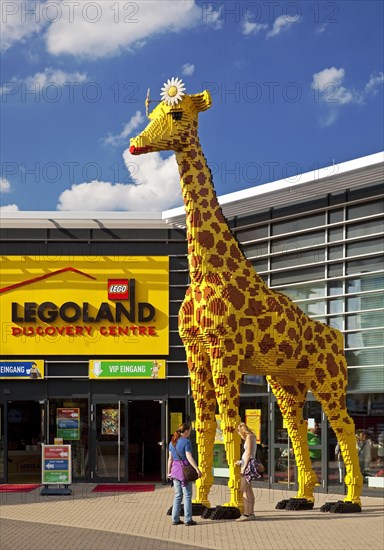 Lego-Giraffe in front of the Legoland Discovery Centre