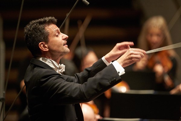 Conductor Ruben Gimeno conducts Staatsorchester Rheinische Philharmonie