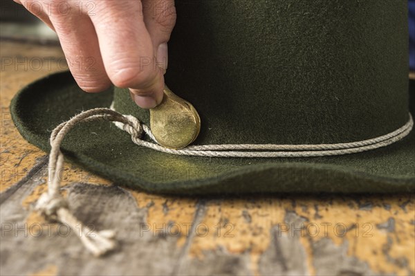 Tightening the shaping cord around a wool felt hat