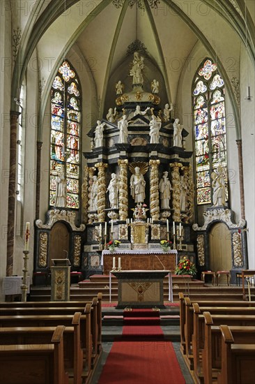 Chancel with altar by Wilhelm Spliethoven