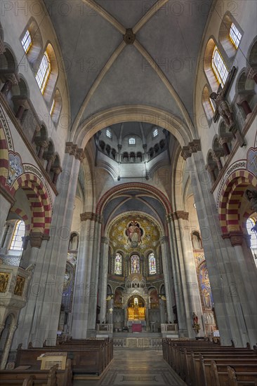 Middle nave with sanctuary