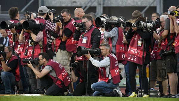 Crowd of press photographers