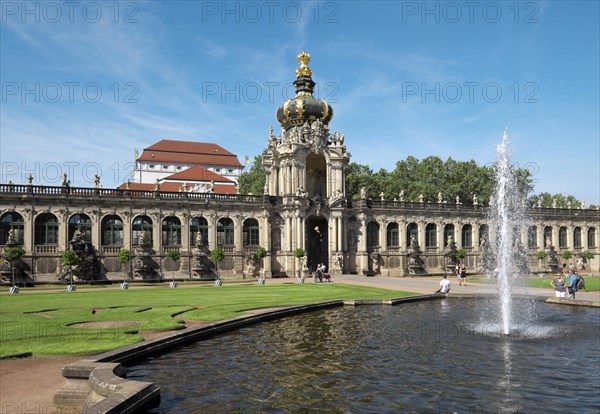 Fountain in front of kennel with Kronentor