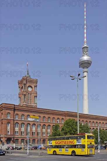 Sightseeing bus in front of Rotes Rathaus