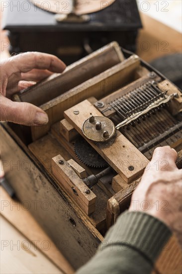 Barrel organ builder