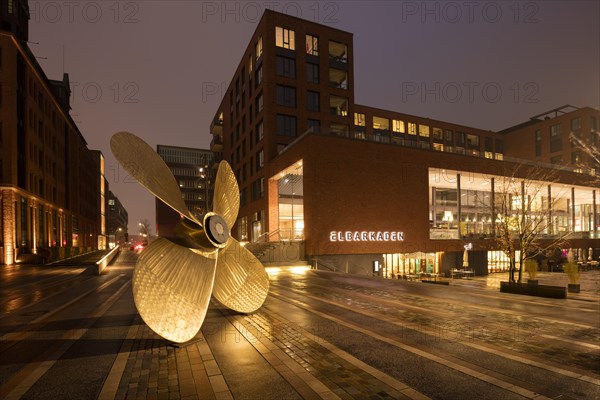 Propeller on the Elbtorpromenade with Elbarkaden at night