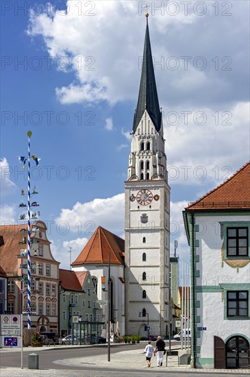 Main square mit maypole