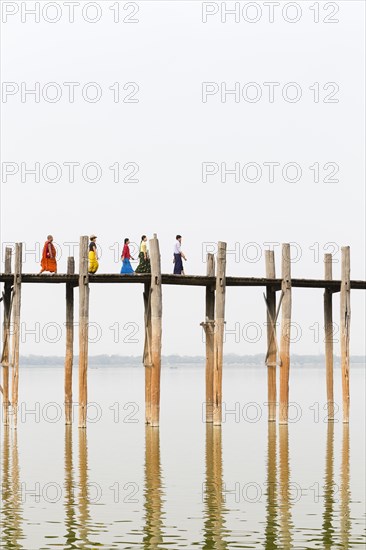 People crossing U Bein bridge